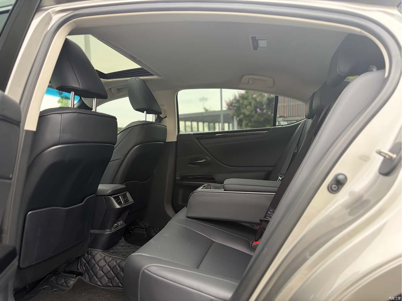 Lexus ES, 2024 11