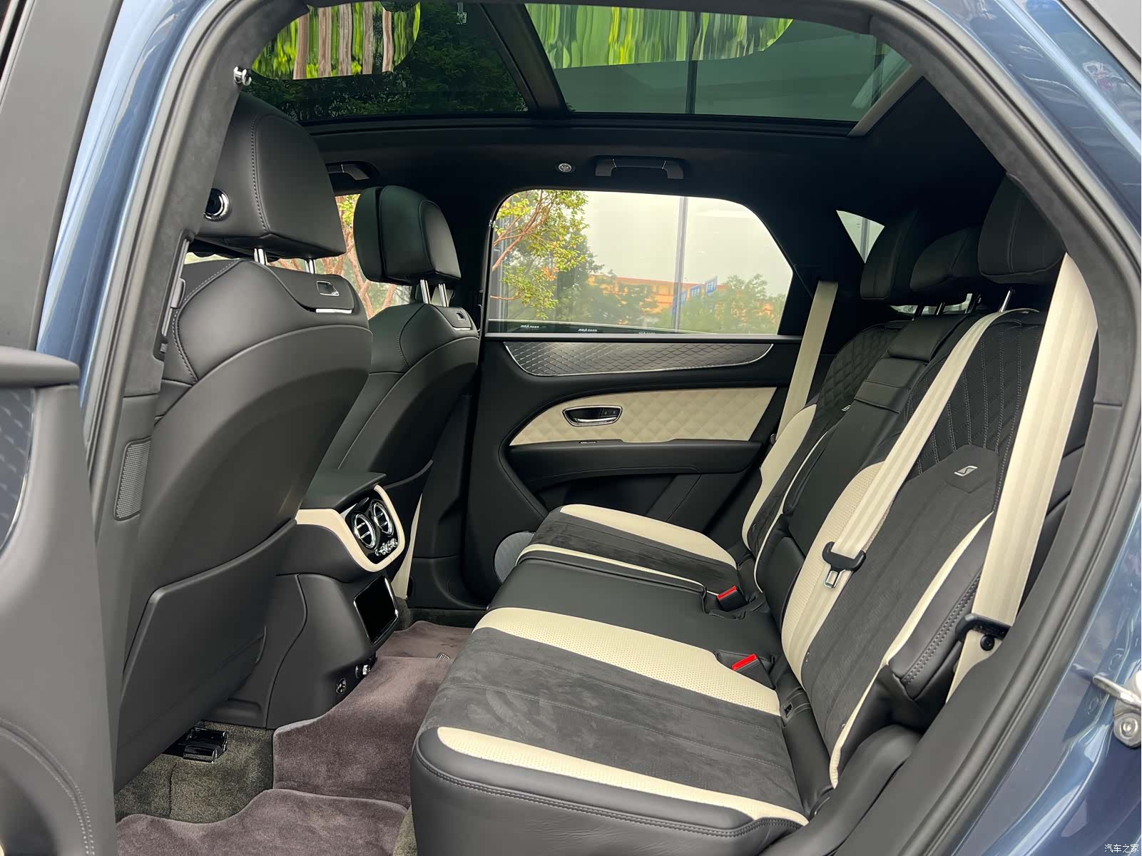Bentley Bentayga, 2023 13