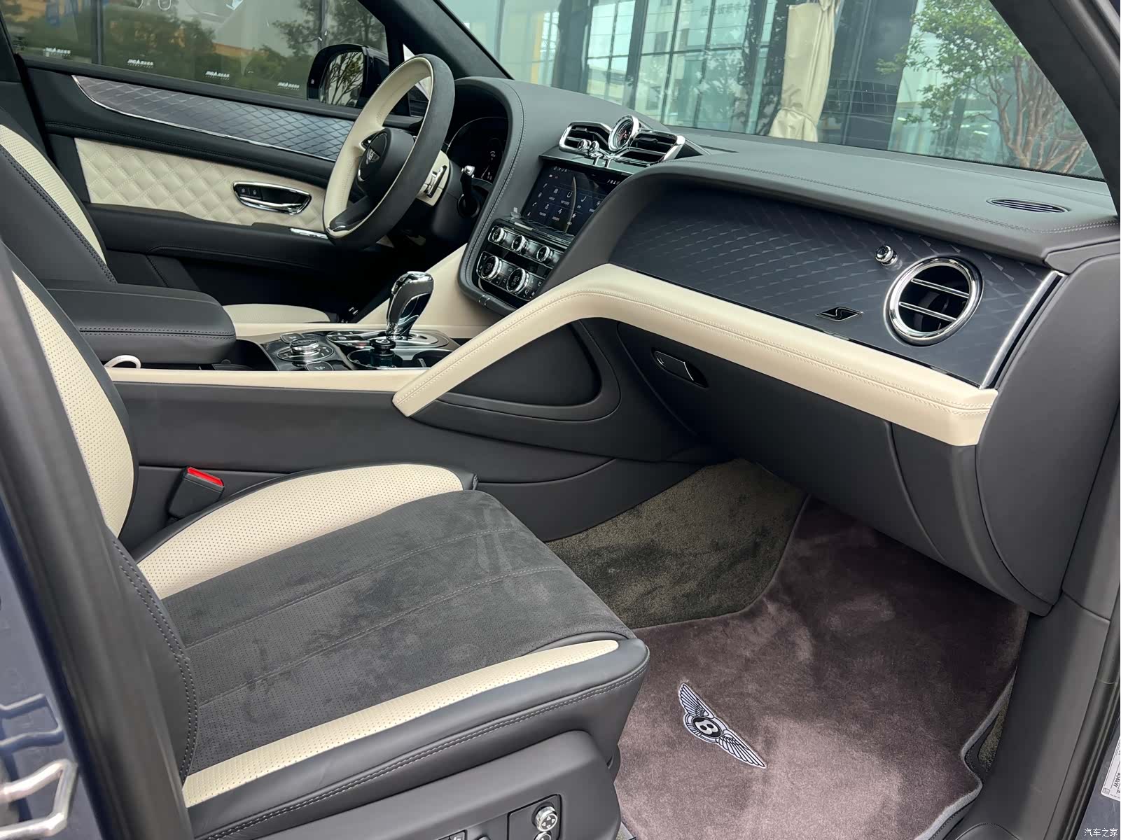 Bentley Bentayga, 2023 19
