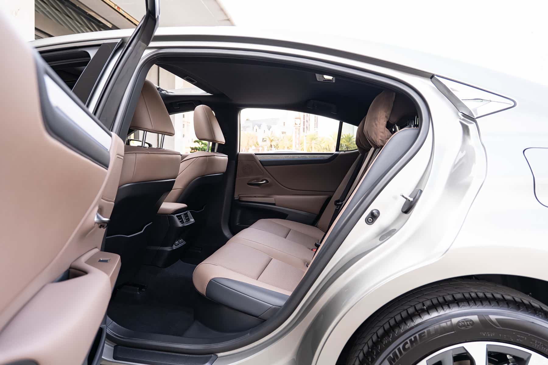 Lexus ES, 2025 10