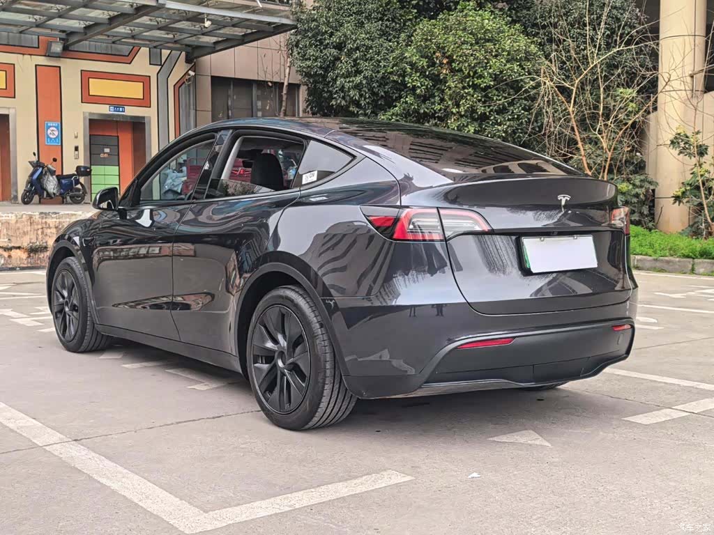 Tesla Model Y, 2024 17