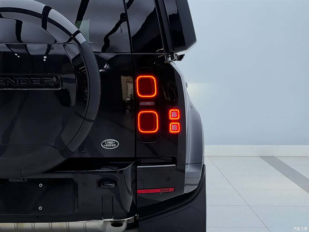 Land Rover Defender, 2024 8