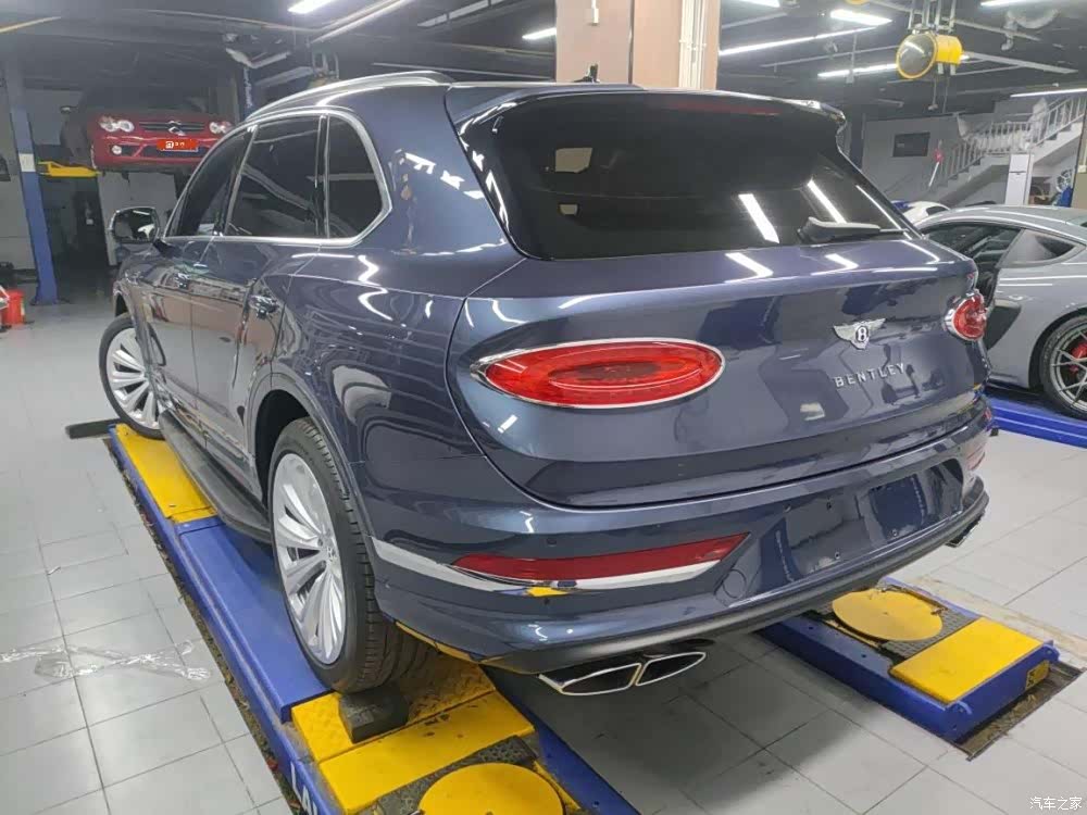 Bentley Bentayga, 2023 9