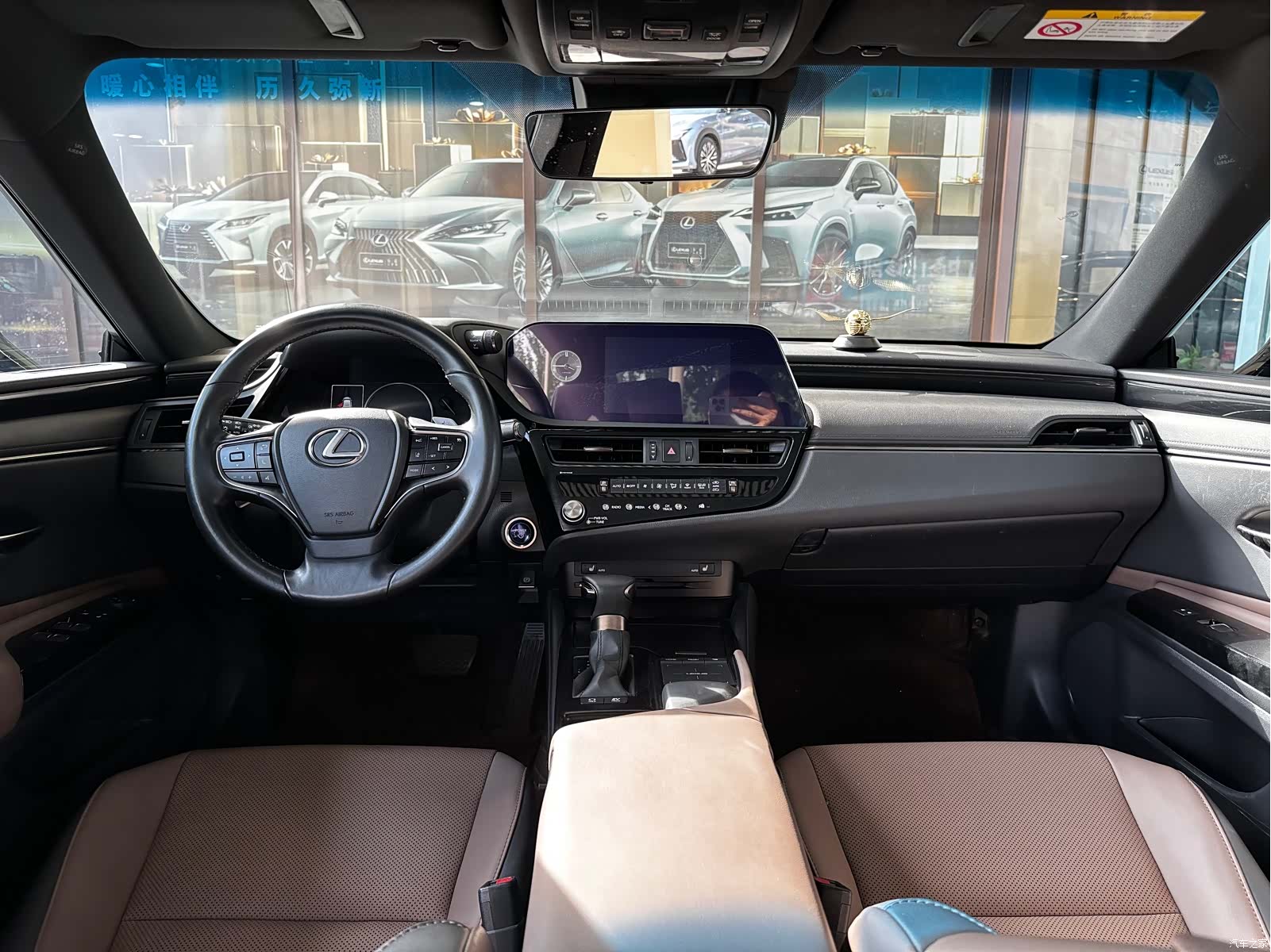 Lexus ES, 2022 все фото