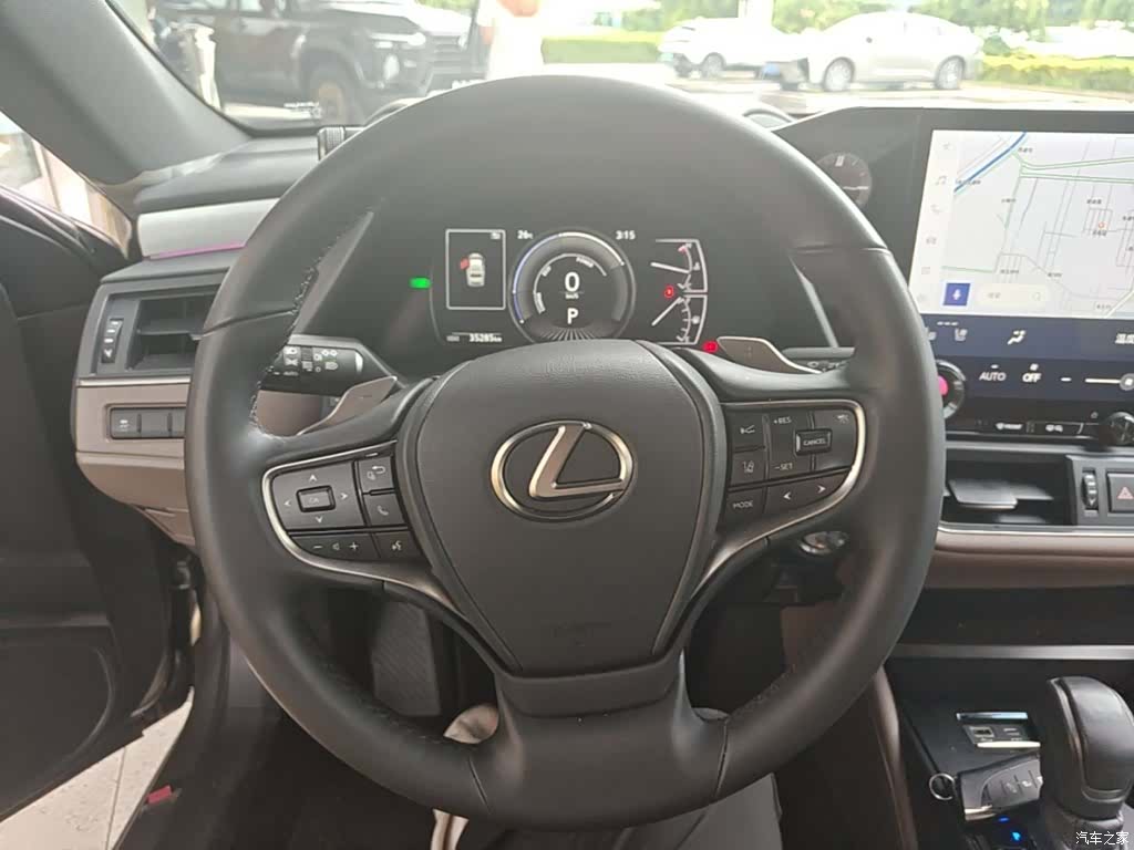 Lexus ES, 2025 11