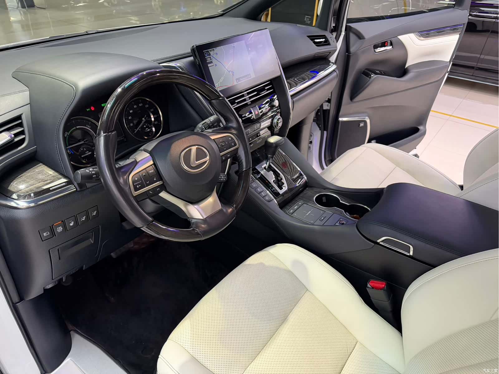 Lexus LM, 2021 4