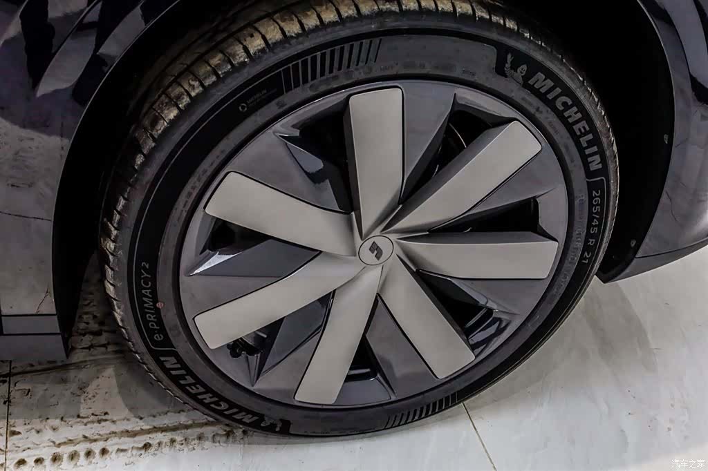 Li Auto i8, 2025 12