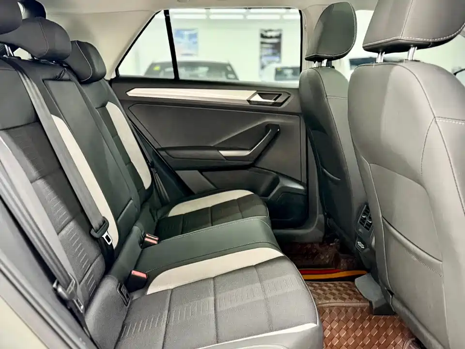 Volkswagen T-ROC exploring Songs