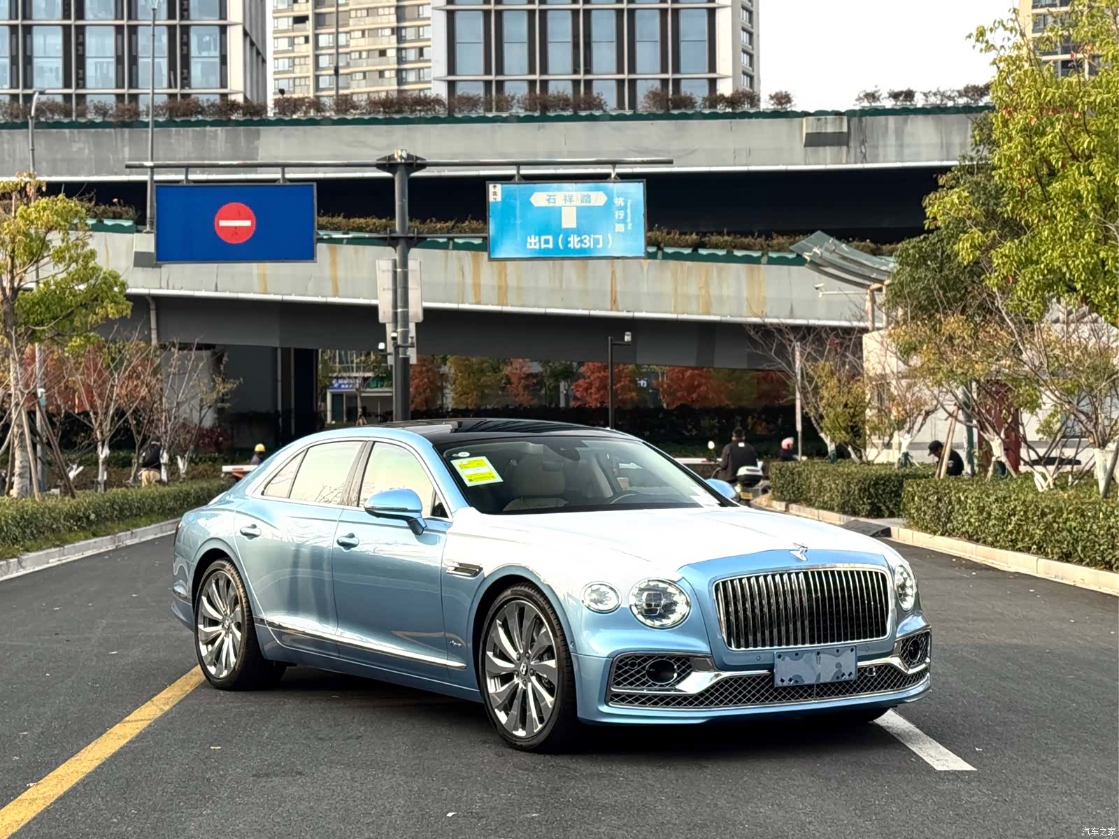 Bentley Flying Spur, 2024 3