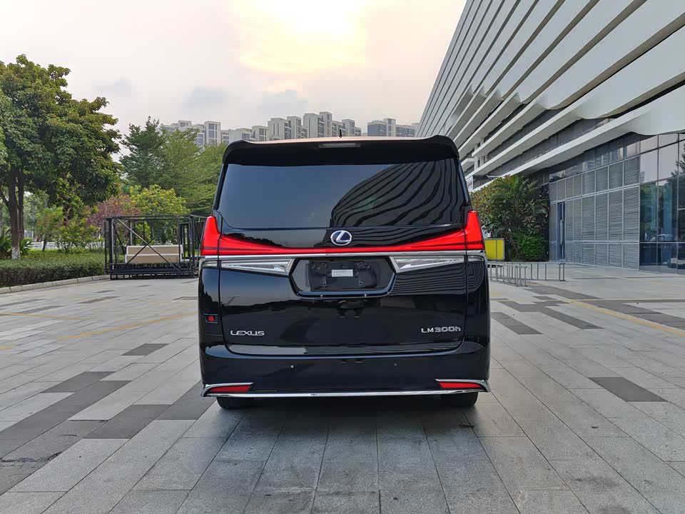 Lexus LM