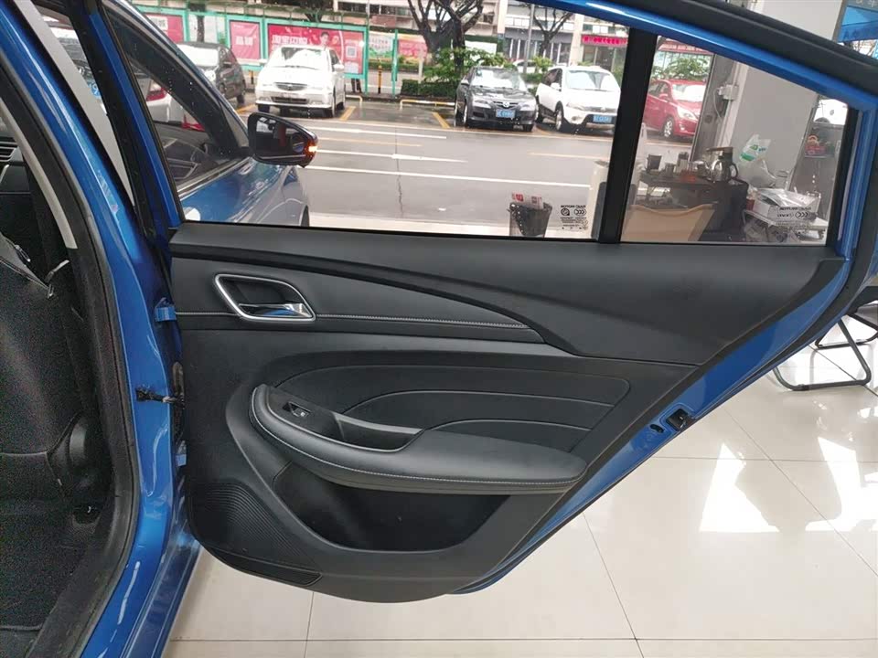Roewe i5