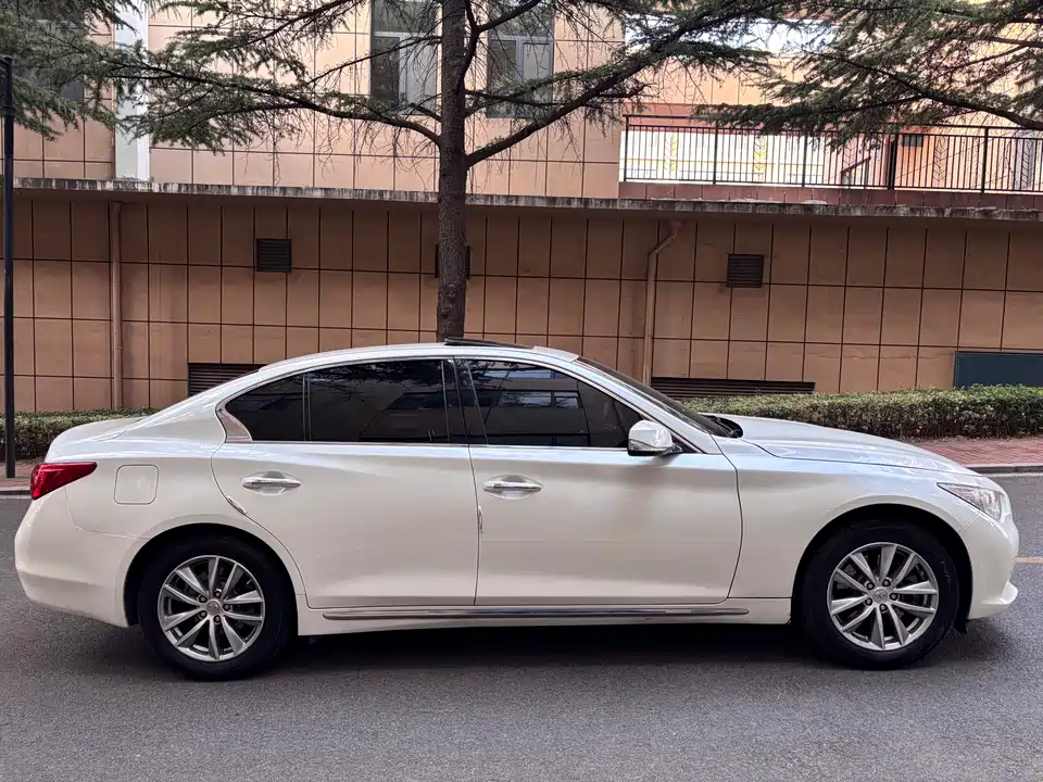 Infiniti Q50L