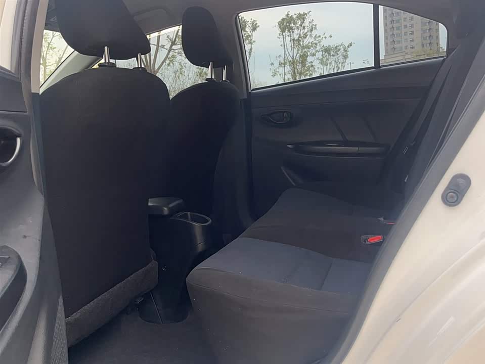 Toyota YARiS L to enjoy