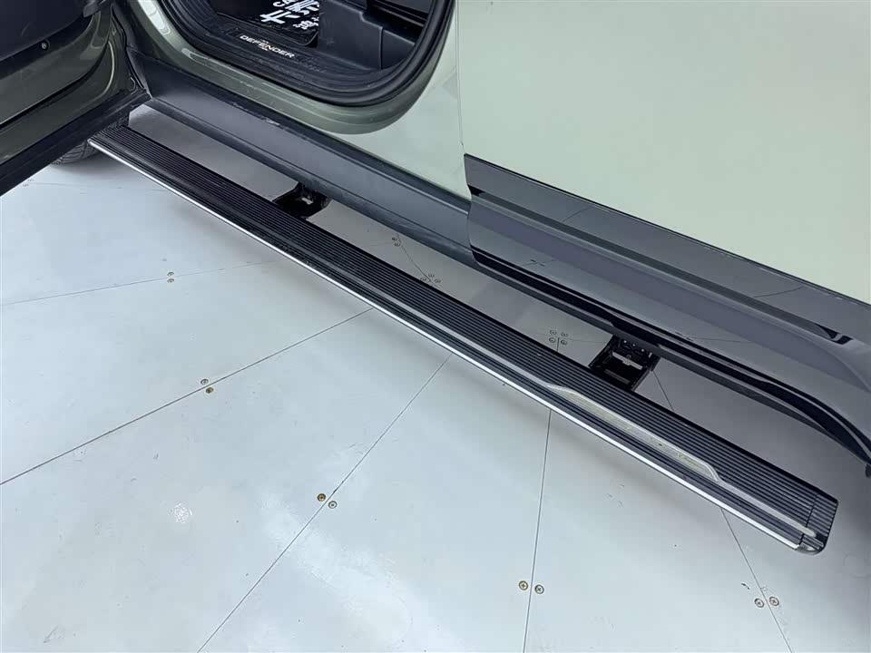 Land Rover guard