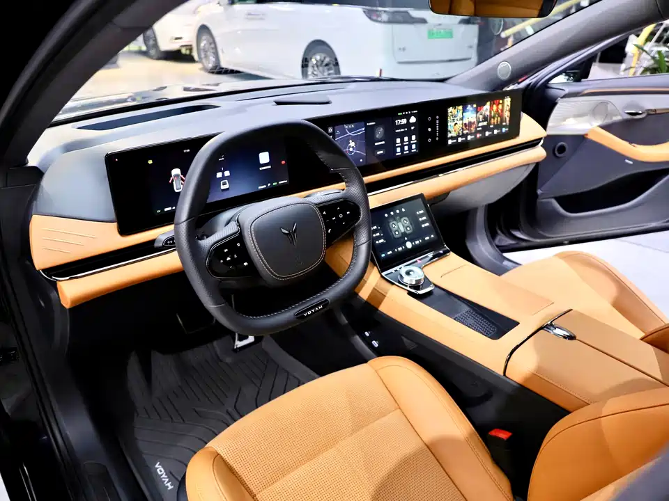 VOYAH Lantu chasing light