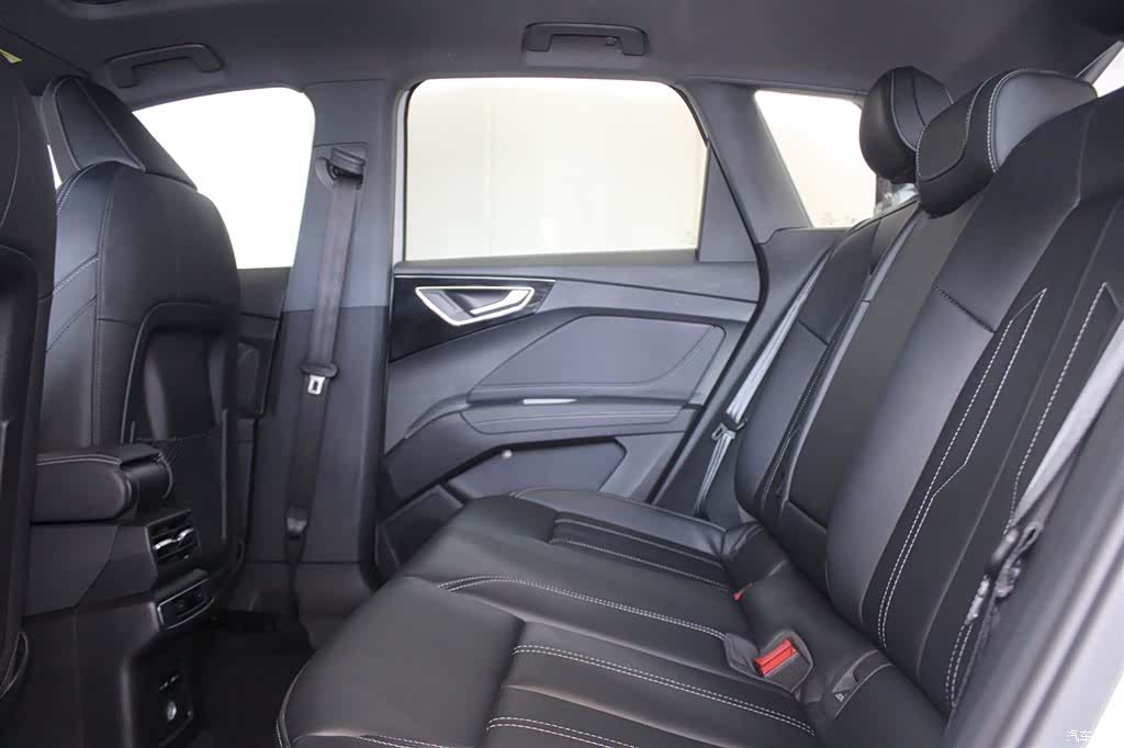 Audi Q4 e-tron, 2024 8