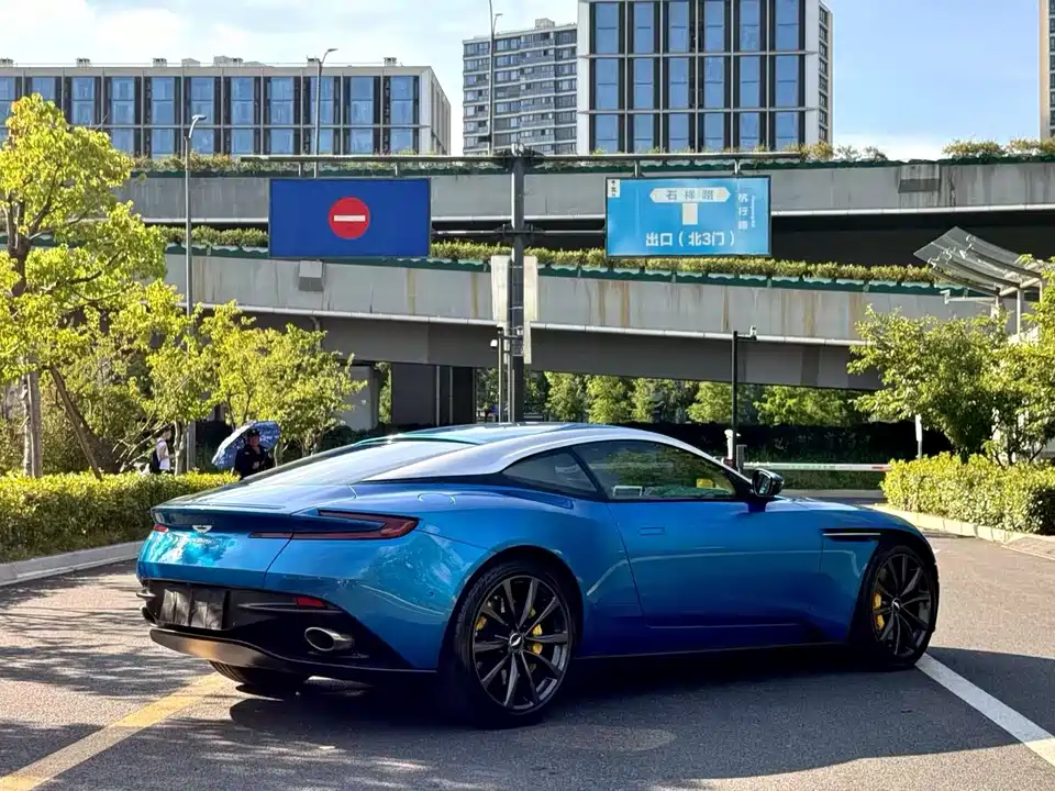 Aston Martin DB11