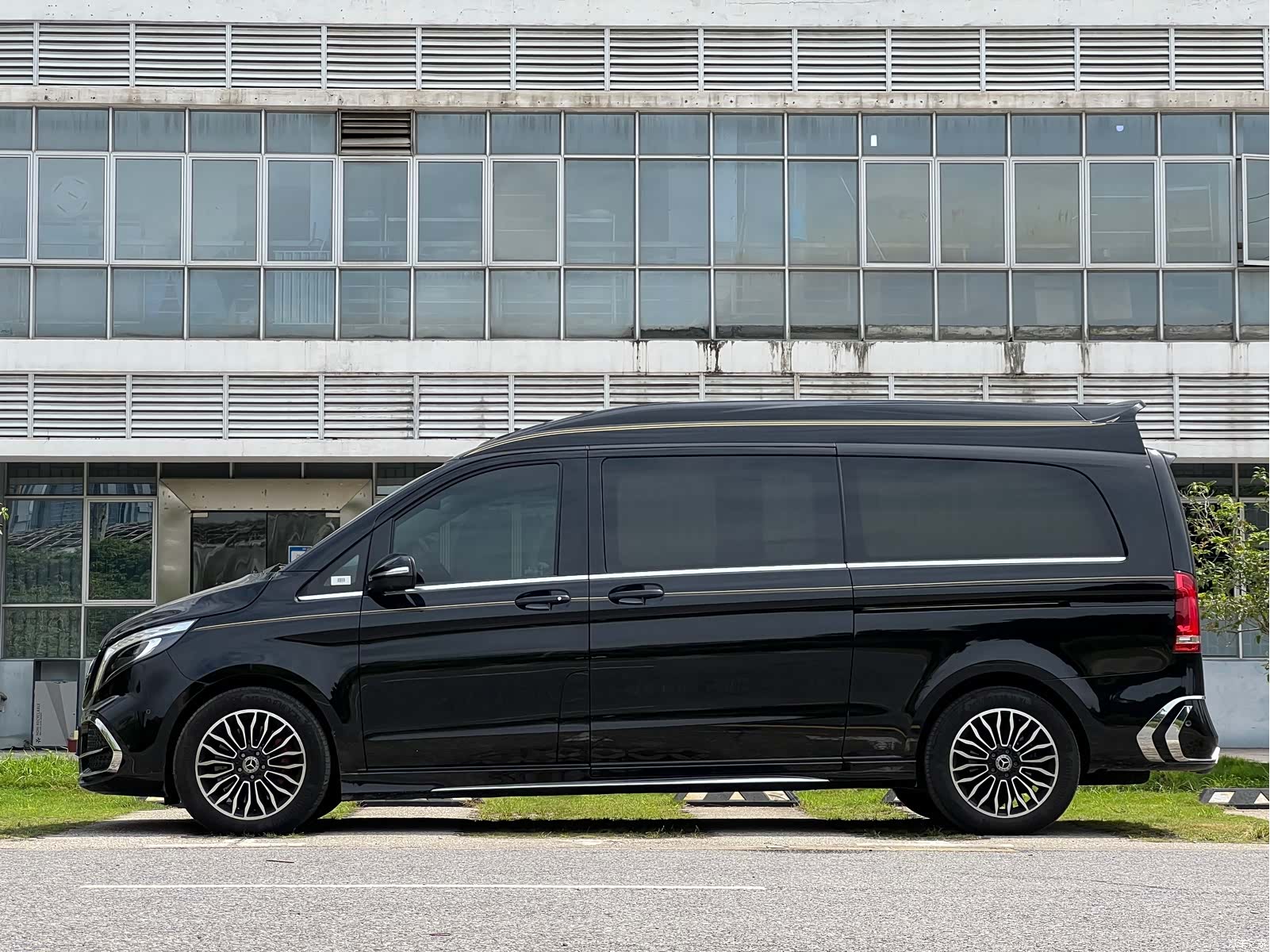 Mercedes-Benz V-Class, 2023 7