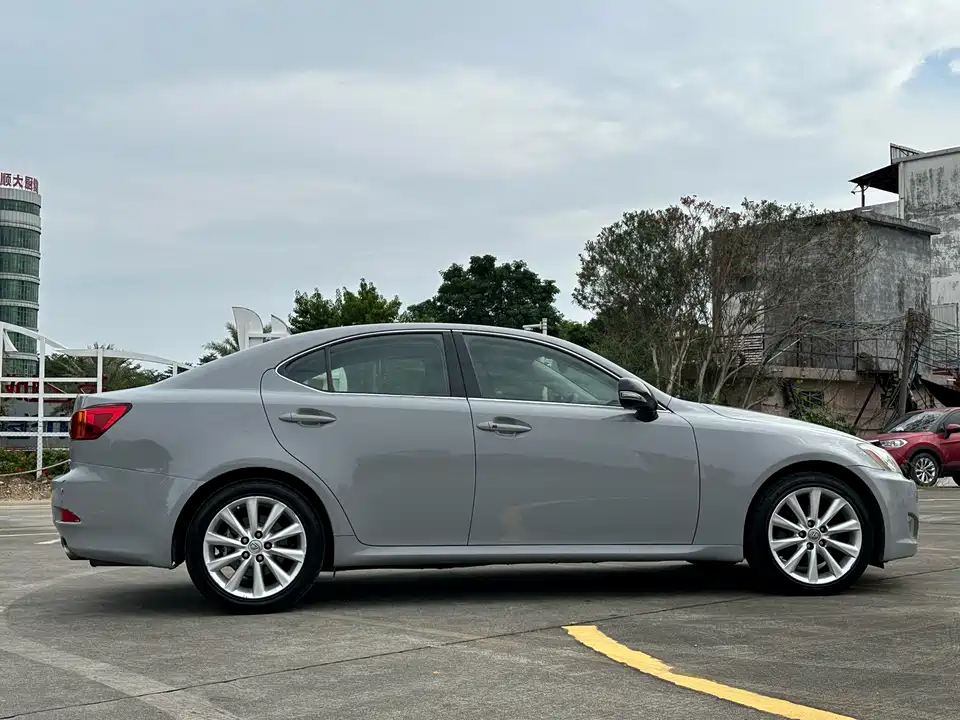 Lexus IS