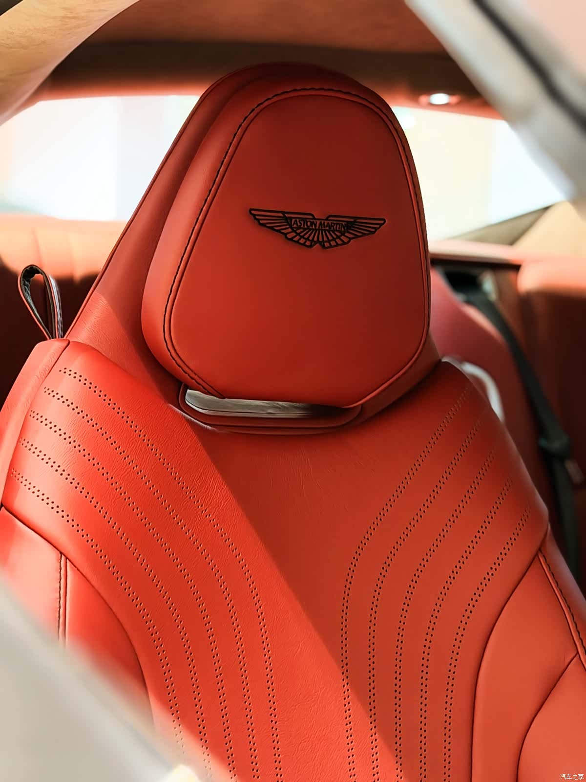 Aston Martin DB11, 2020 10