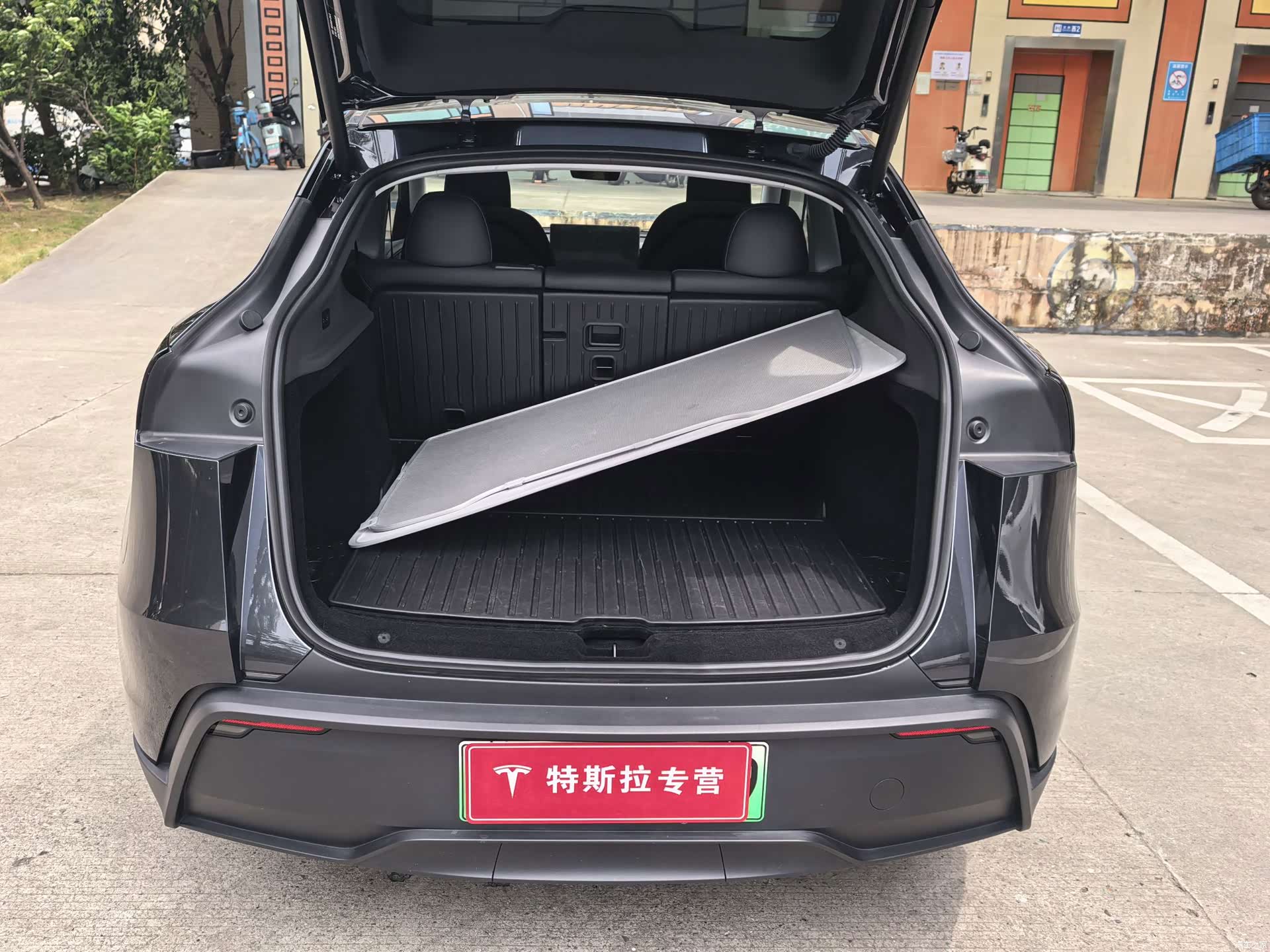 Tesla Model Y, 2025 18