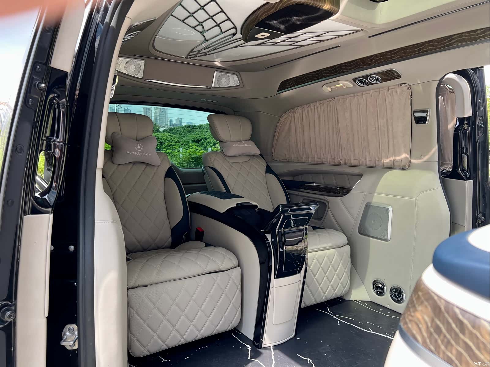 Mercedes-Benz V-Class, 2023 12