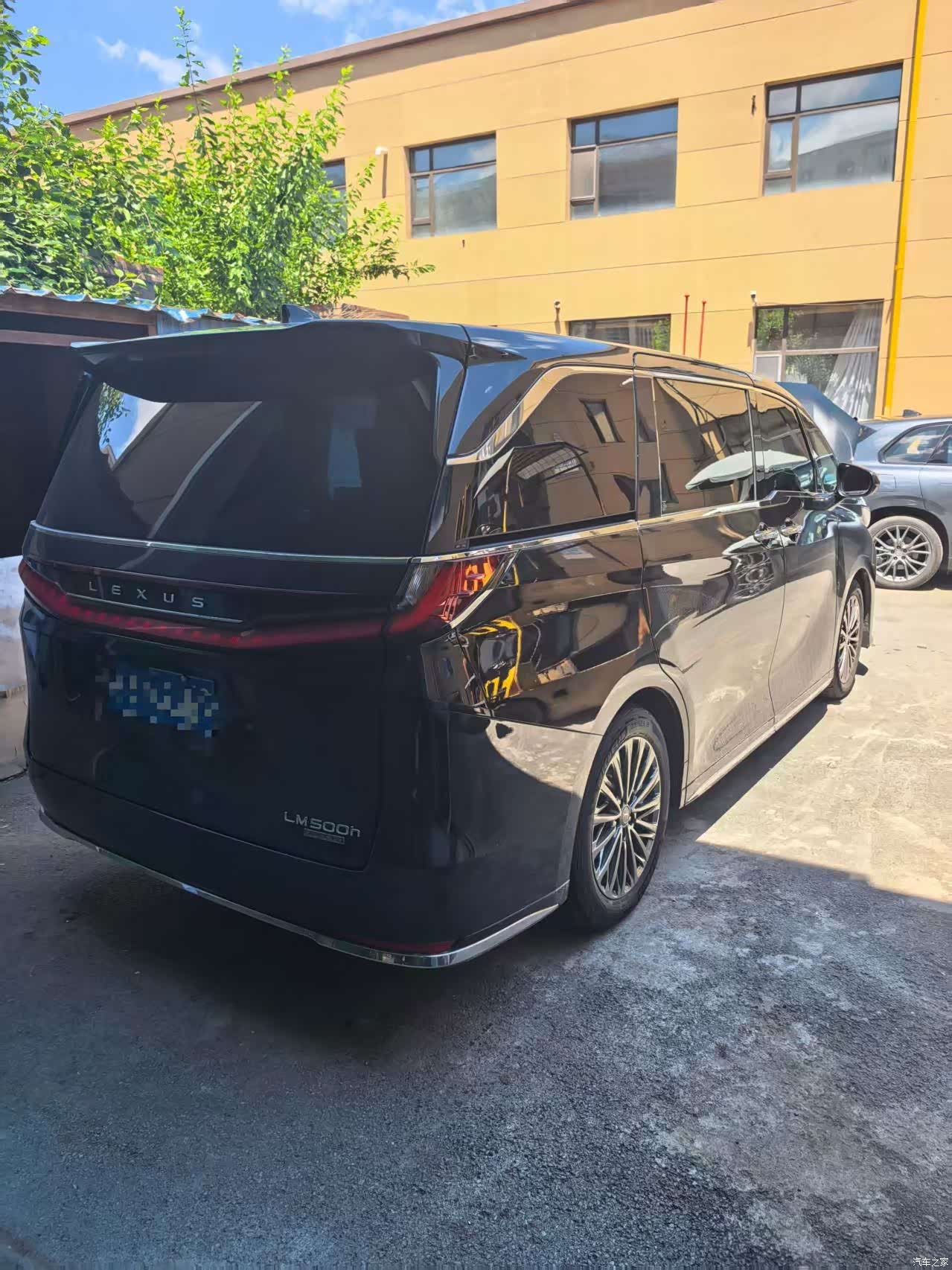 Lexus LM, 2026 9