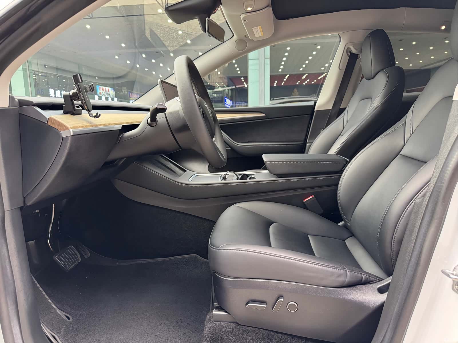 Tesla Model Y, 2023 4