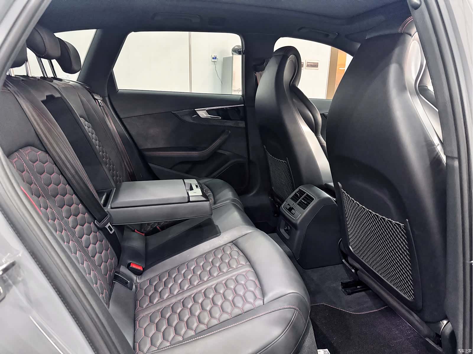 Audi RS4, 2025 11