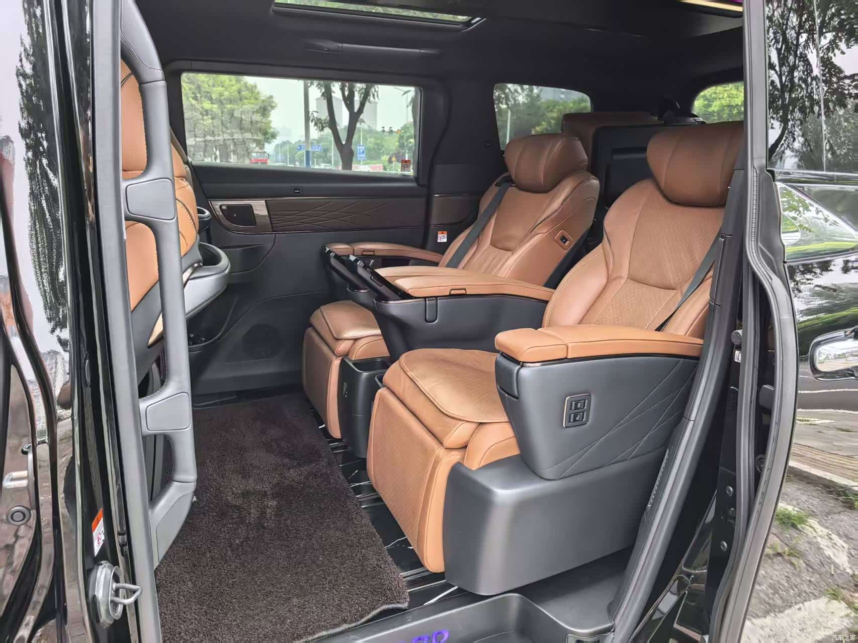 Toyota Alphard, 2024 9