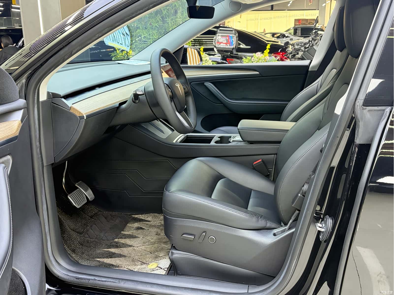 Tesla Model Y, 2023 4