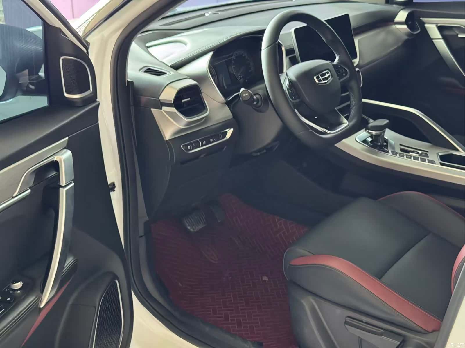 Geely Coolray, 2022 11