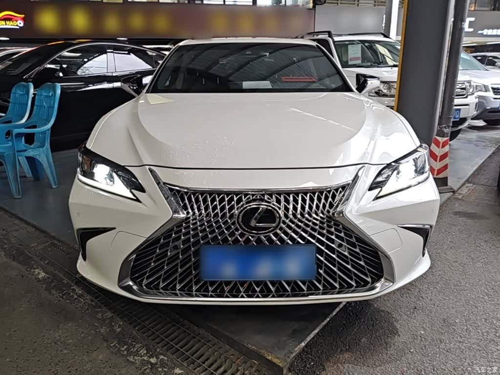 Lexus ES, 2022 3