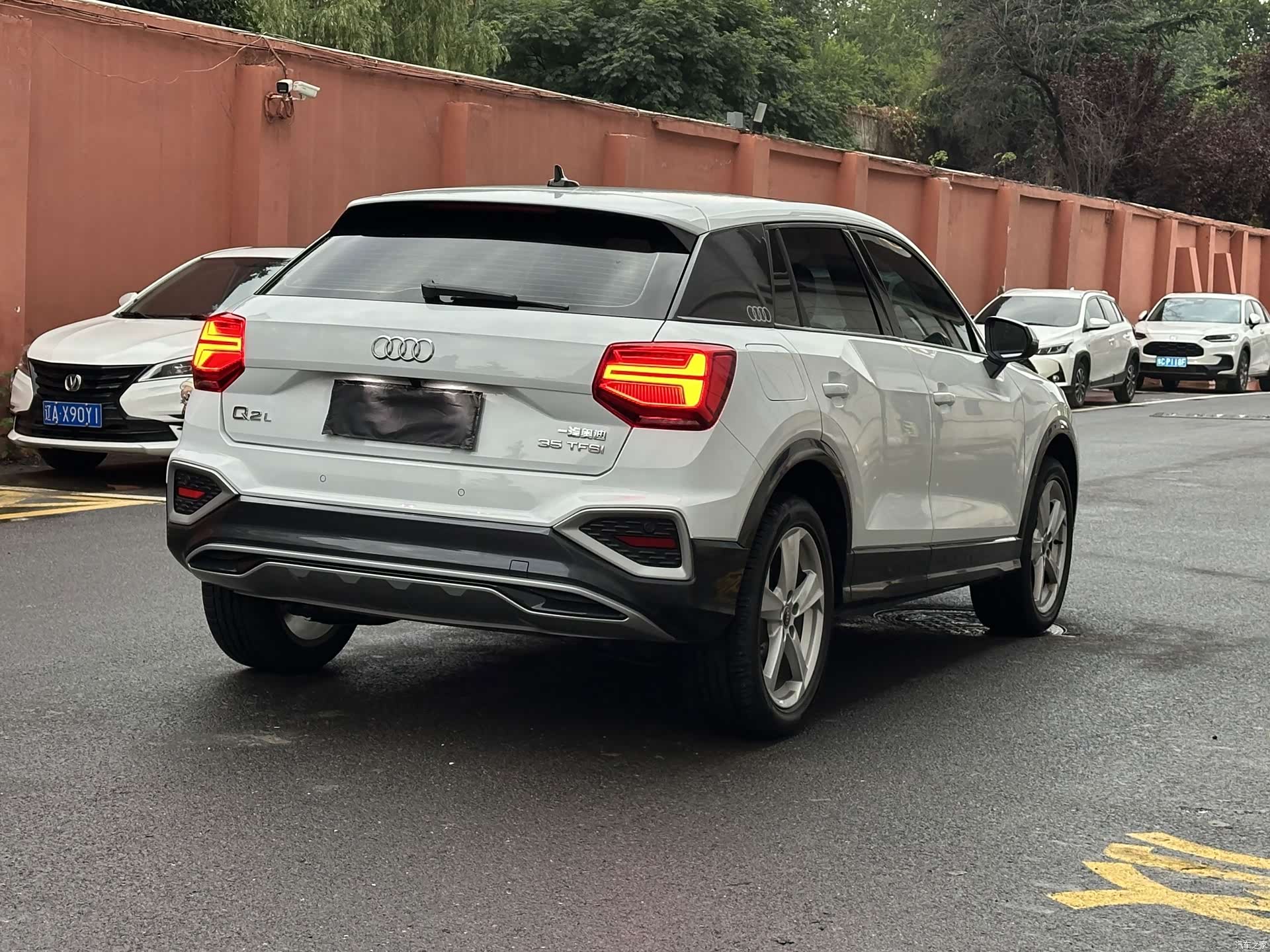 Audi Q2L, 2023 все фото