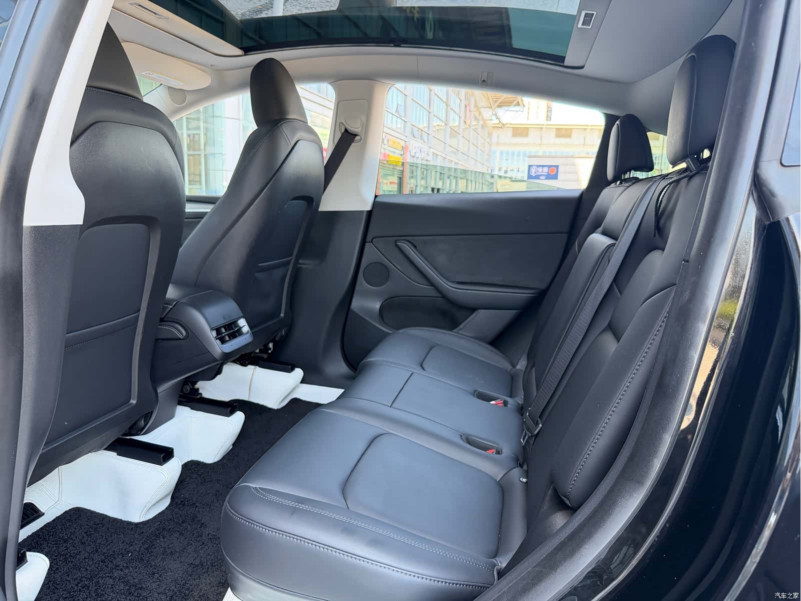 Tesla Model Y, 2023 18