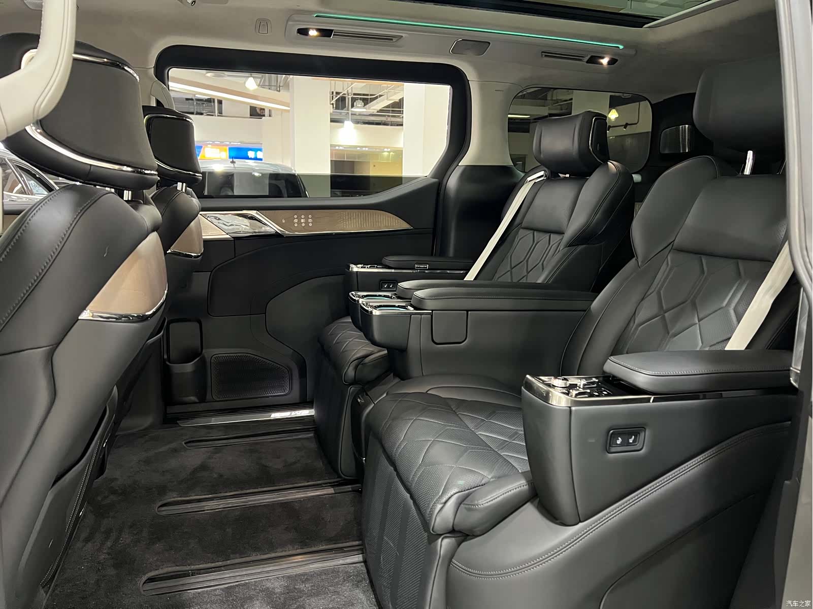 Volvo EM90, 2024 18