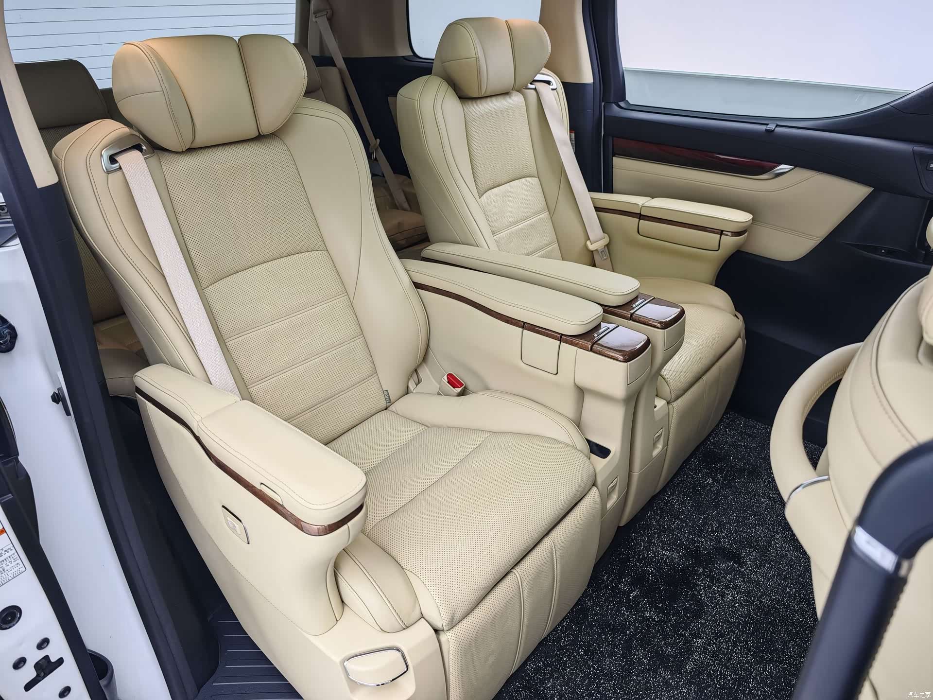 Toyota Alphard, 2015 12