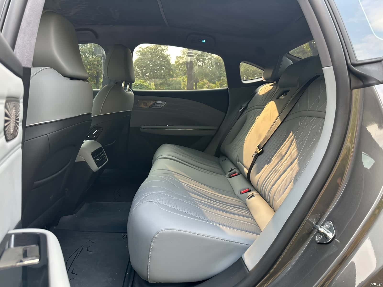 Geely E8, 2026 12