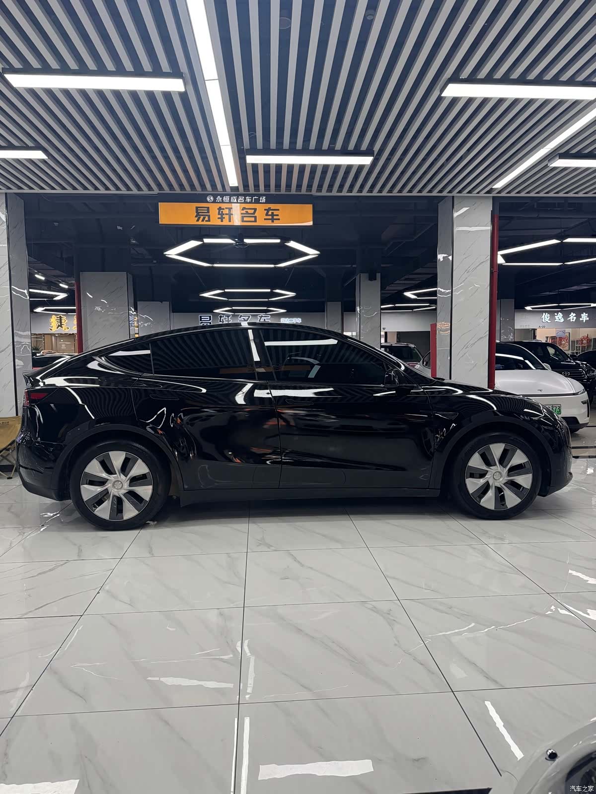Tesla Model Y, 2023 4