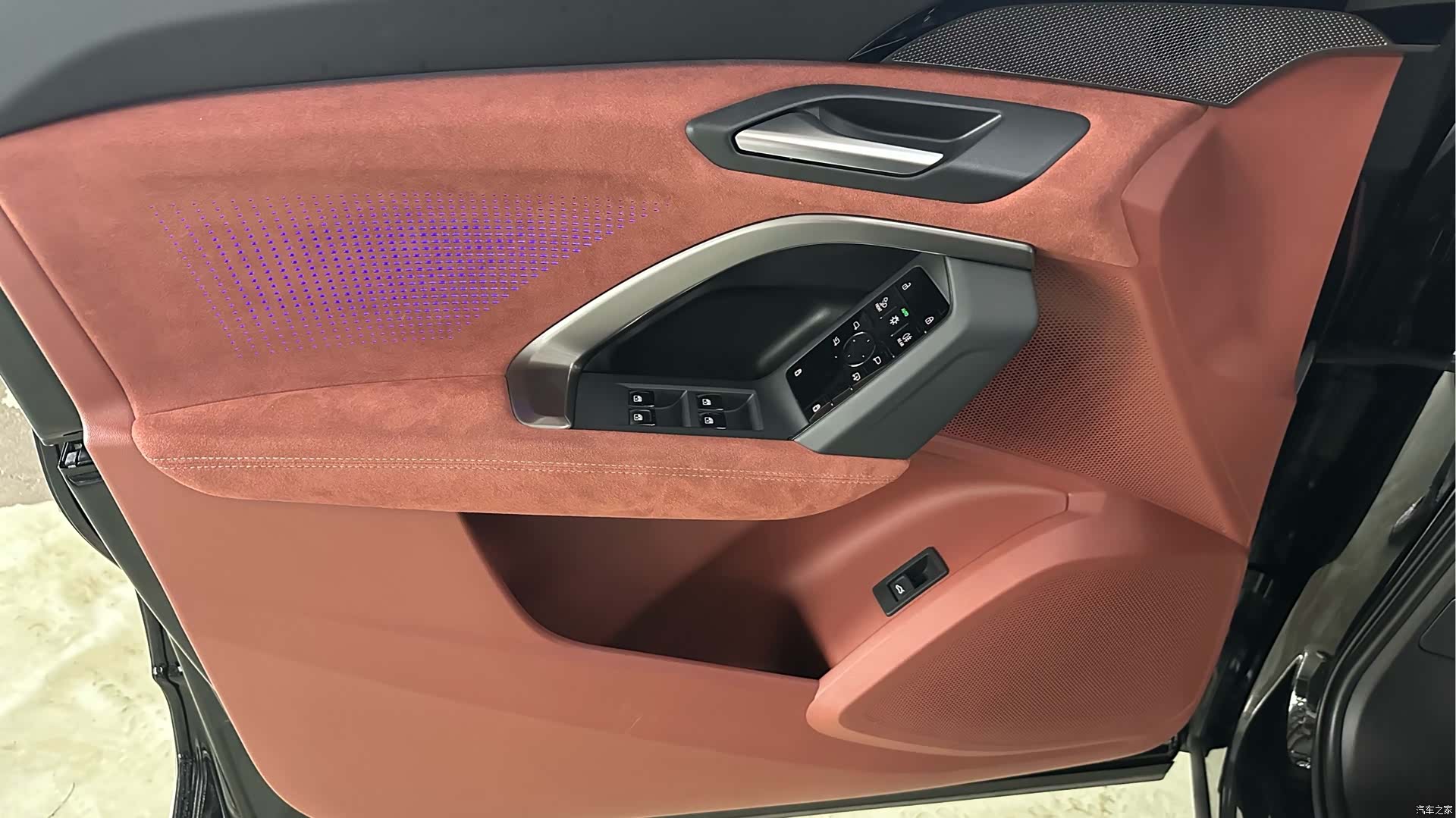 Audi Q5L, 2025 11