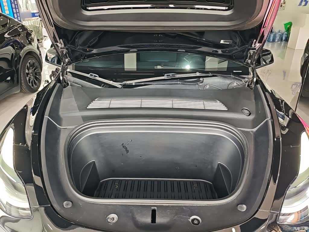 Tesla Model Y, 2023 20