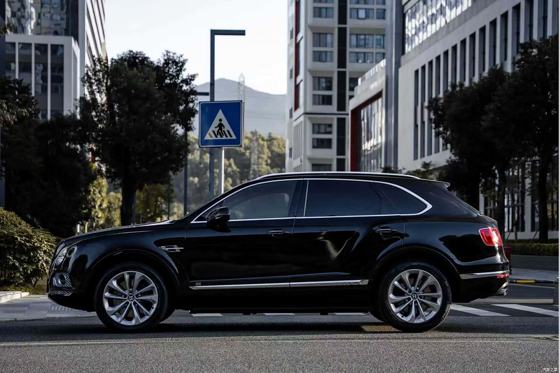 Bentley Bentayga, 2018 13