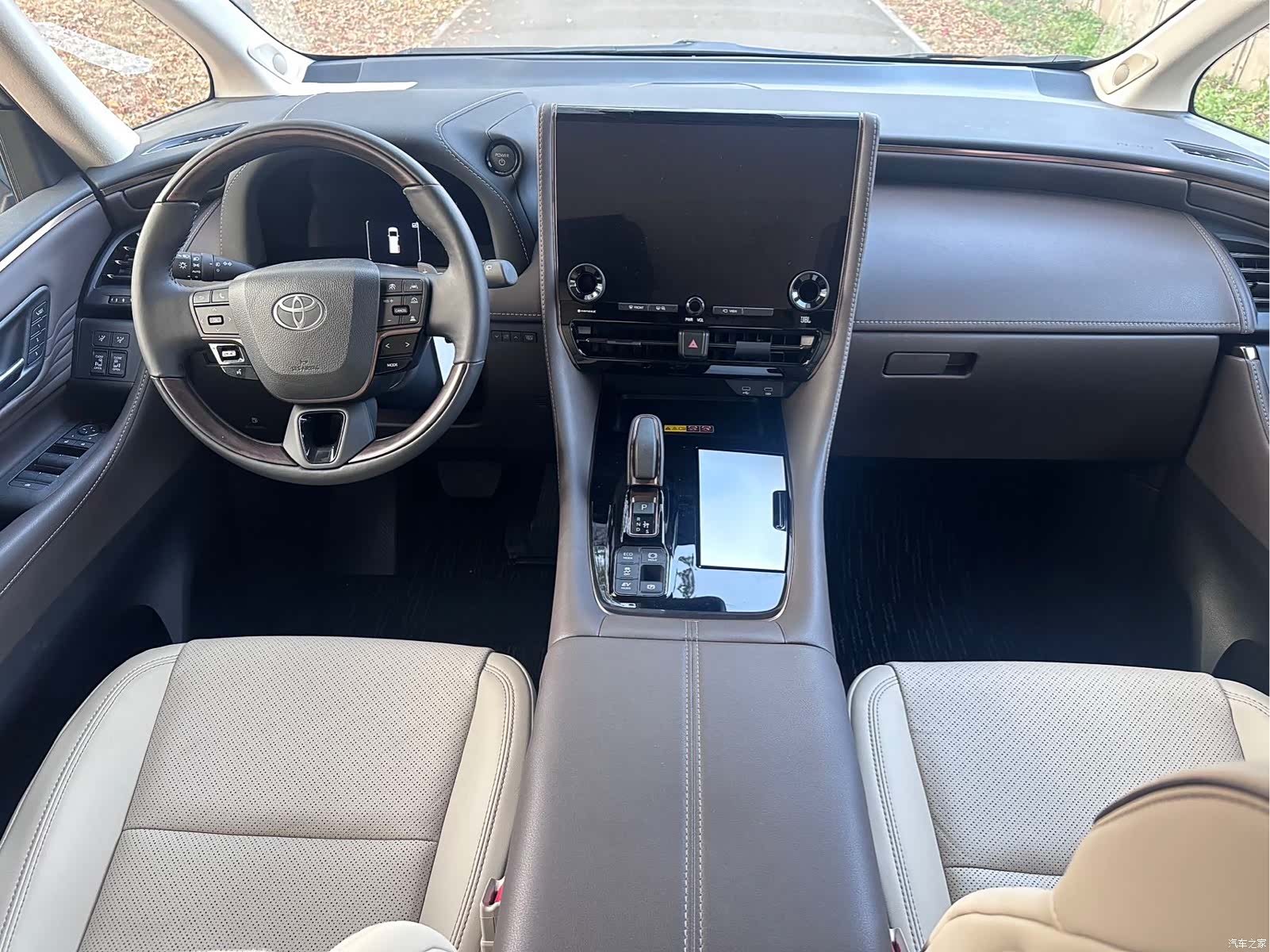 Toyota Alphard, 2025 12