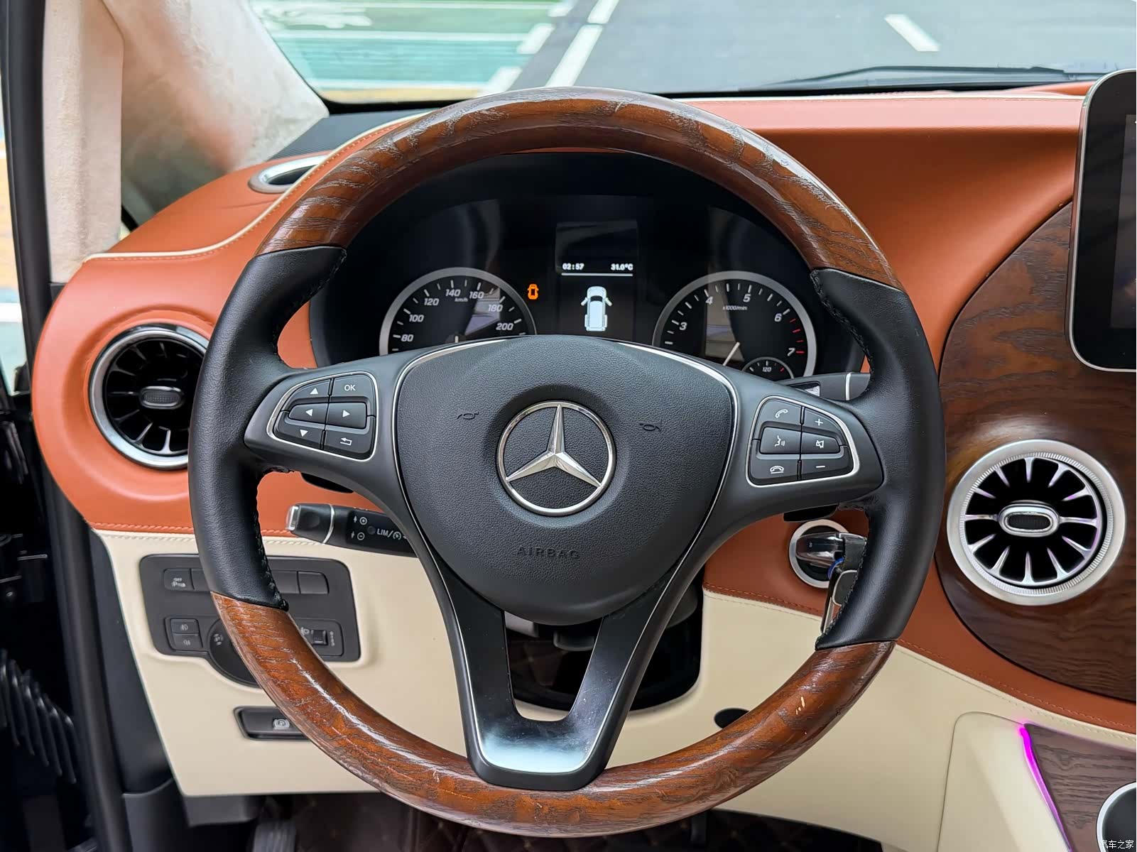 Mercedes-Benz 7, 2022 15