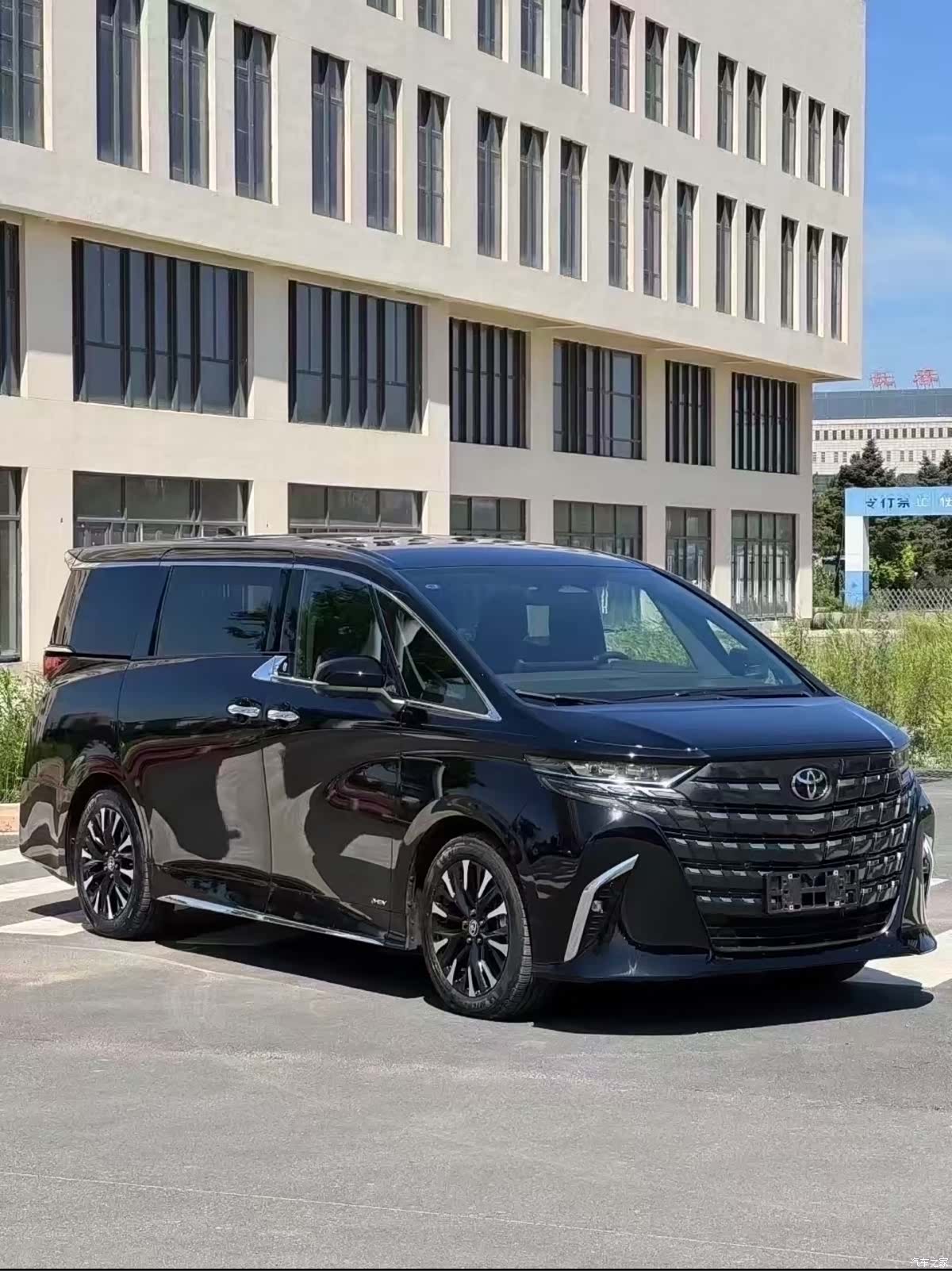 Toyota Alphard, 2025 4