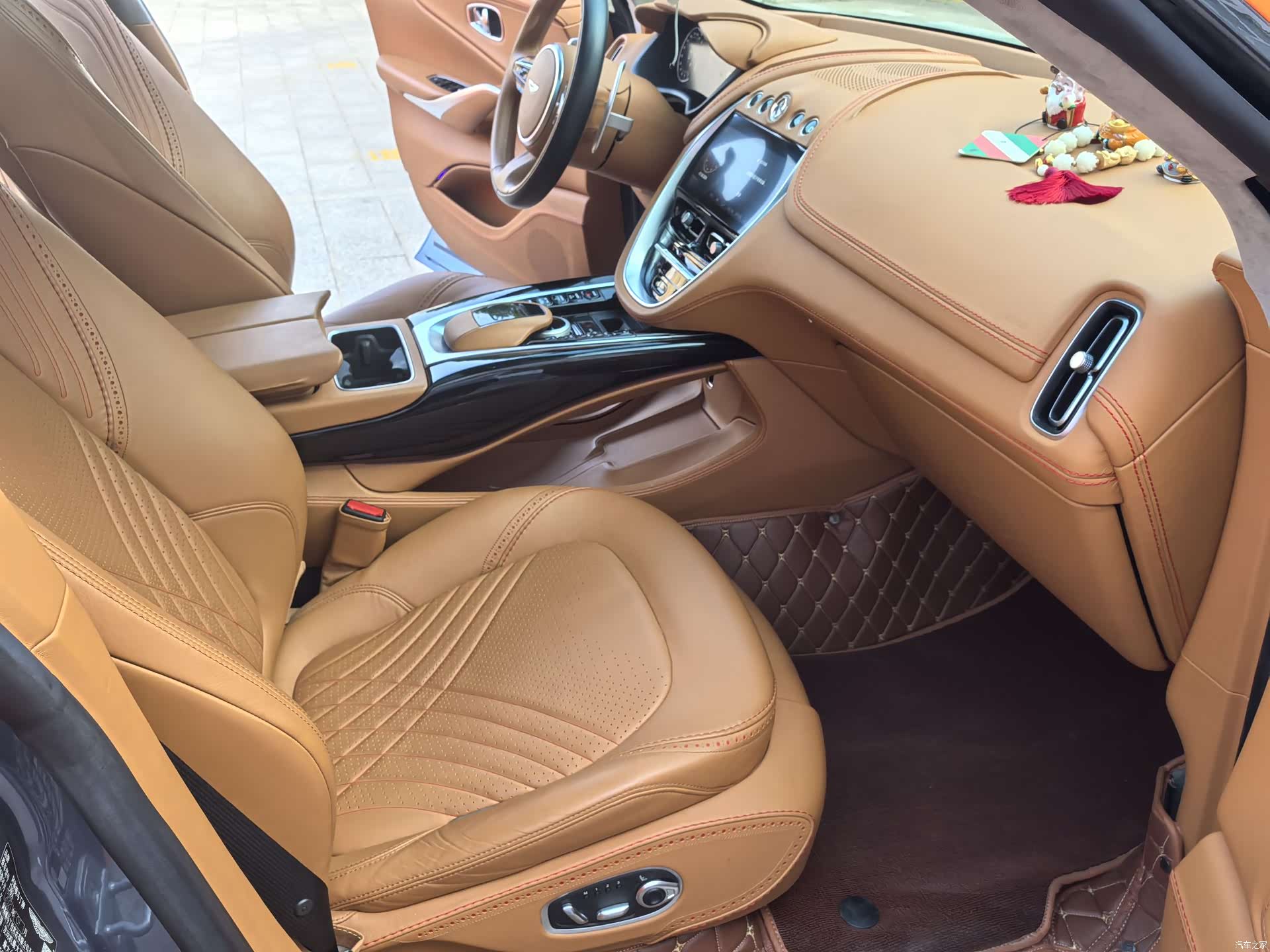 Aston Martin DBX, 2021 28