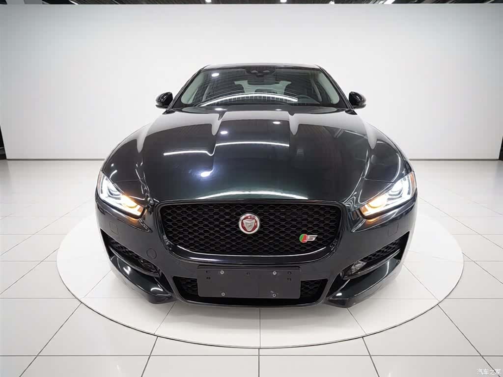 Jaguar XE, 2017 3