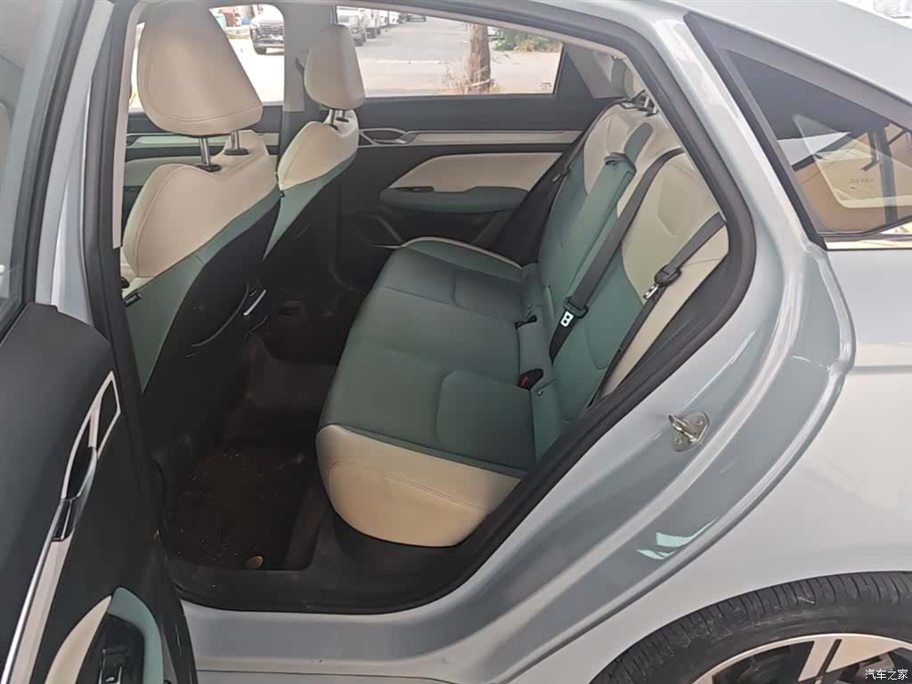 Geely Emgrand, 2023 17