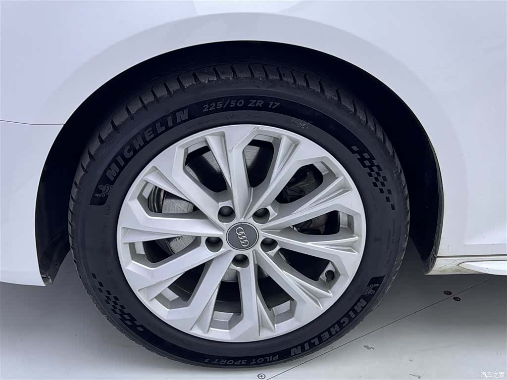 Audi A4L, 2019 11