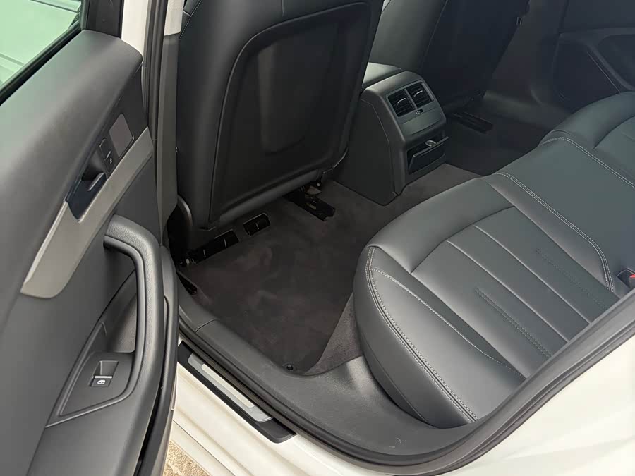 Audi A4L 2017, фото 21